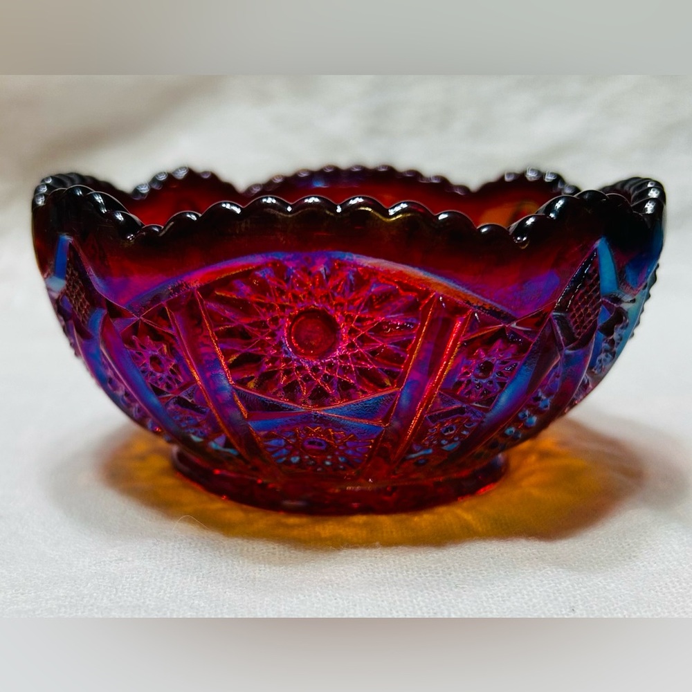 Vintage Indiana carnival glass Amberina bowl with intricate Sunset pattern. Mint